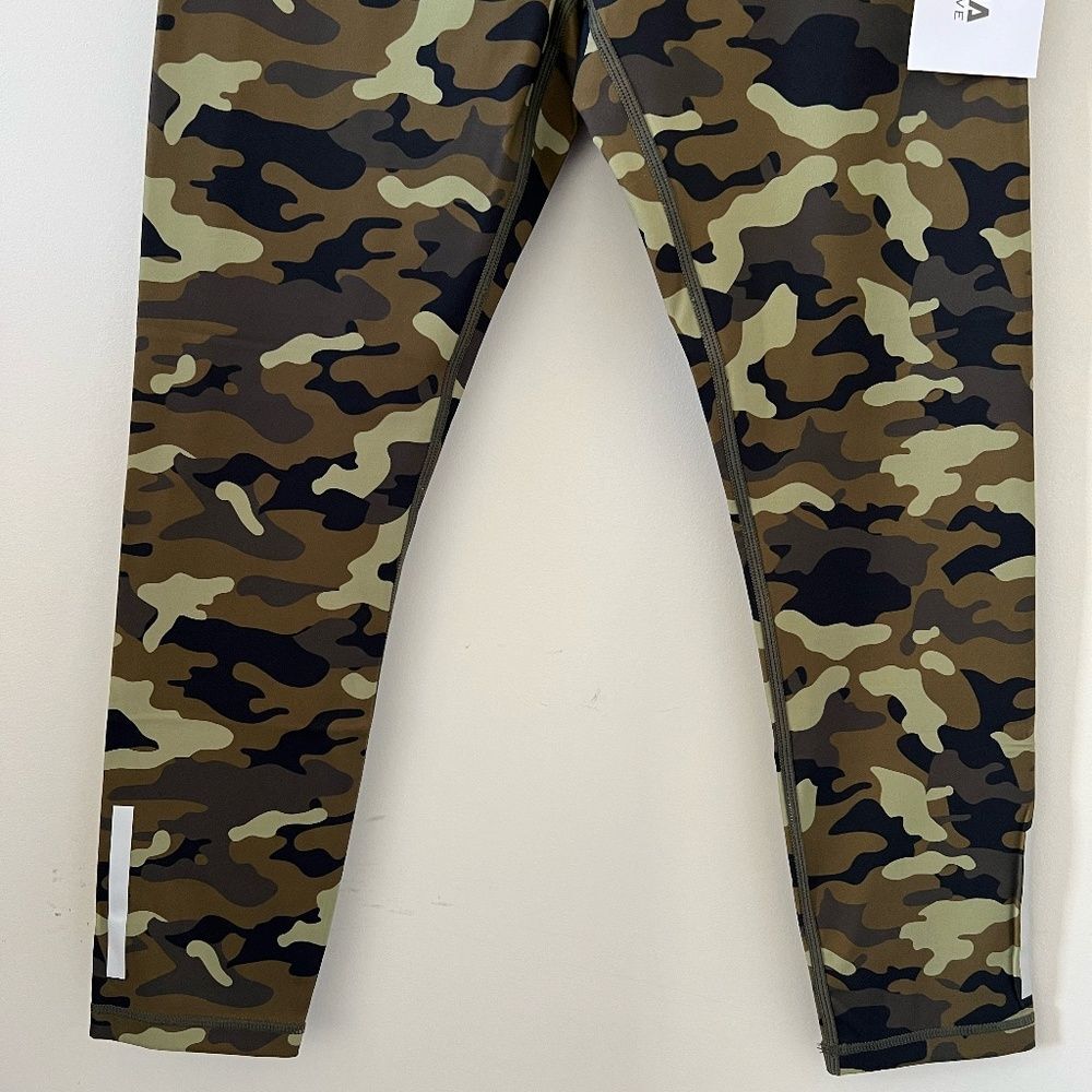 ZYIA Light Green Camo Reflective Soft & Snug Mid-Rise 7/8 Legging Size 6-8 - Picture 7 of 16